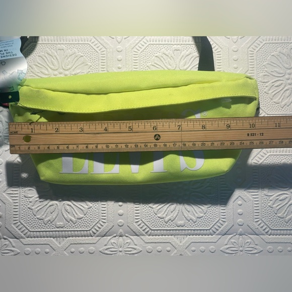 Levi’s Crossbody Bag in Neon Yellow NWT but has small markings from storage - Picture 9 of 10